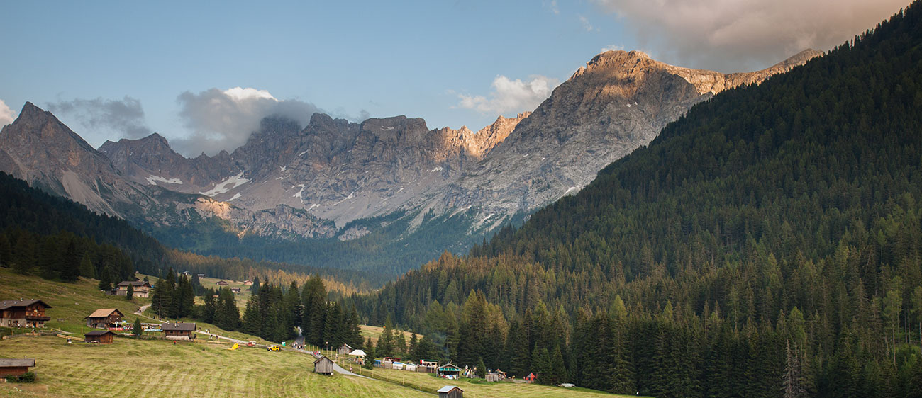 Berge, Wälder und Holzhäuser in der Val di Fiemme