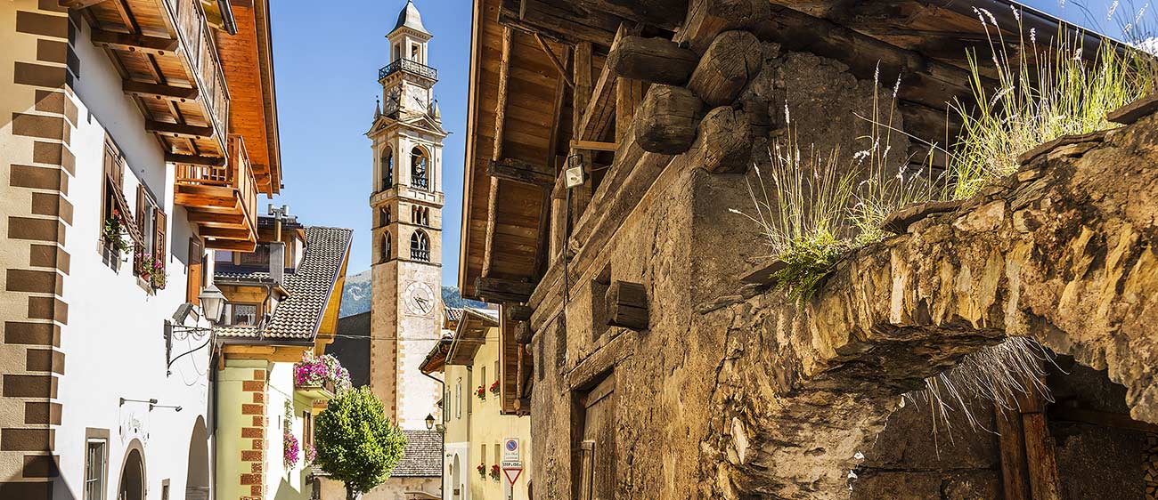 Das historische Zentrum des Dorfes Tesero mit dem Glockenturm in der Ferne