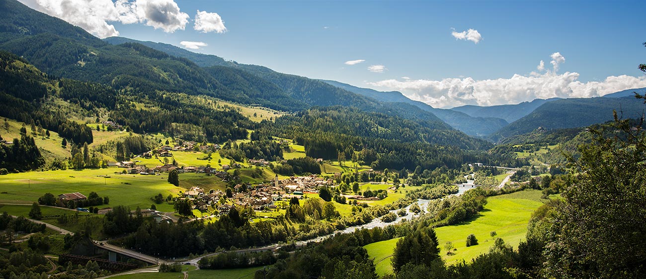 Die Sonne beleuchtet das Tal und die Dörfer der Val di Fiemme