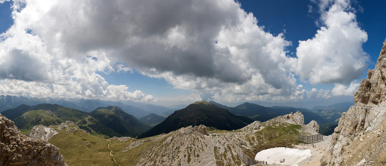 Le montagne del Latemar in una giornata serena con qualche nuvola