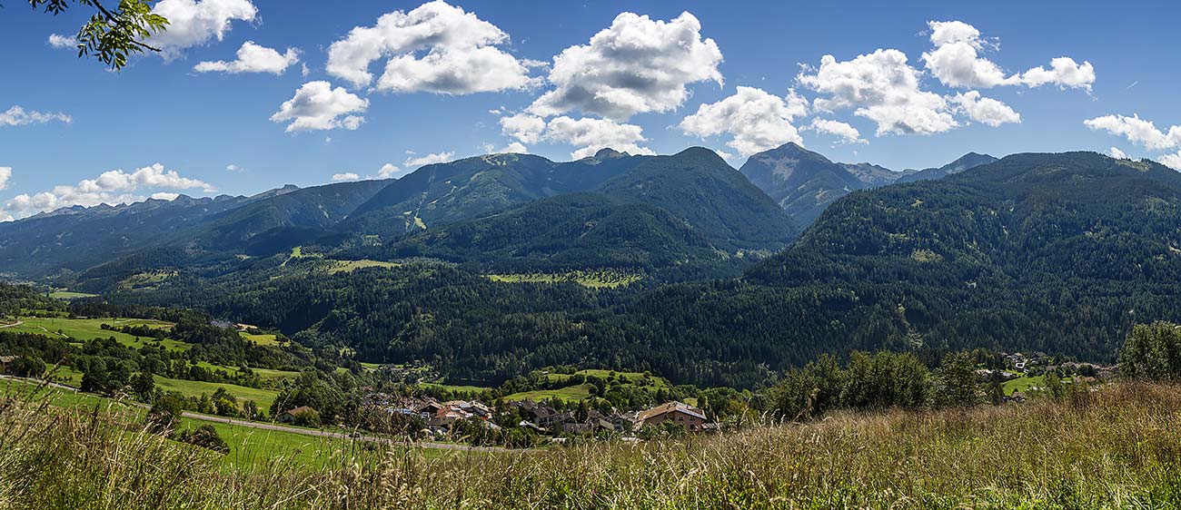 Eine der Dörfer des Fleimstal, umgeben von wunderschönen Bergen