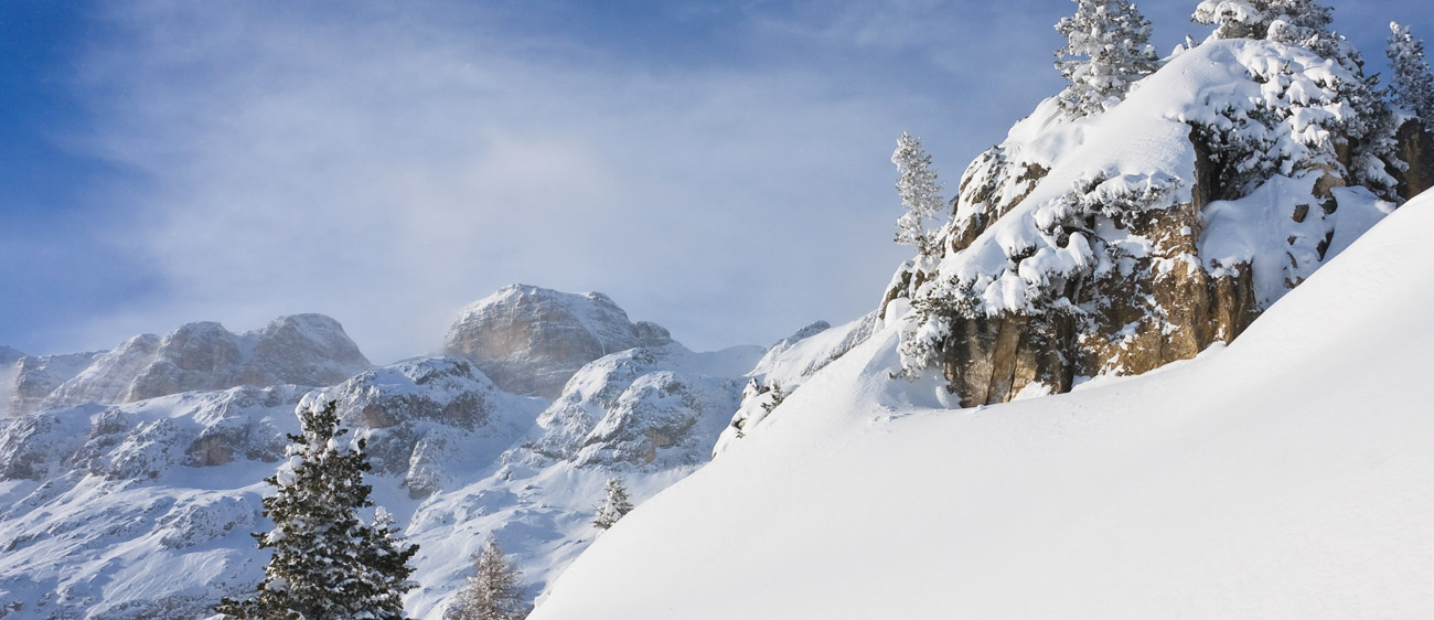 Berge und Bäume der Val di Fiemme mit Schnee bedeckt