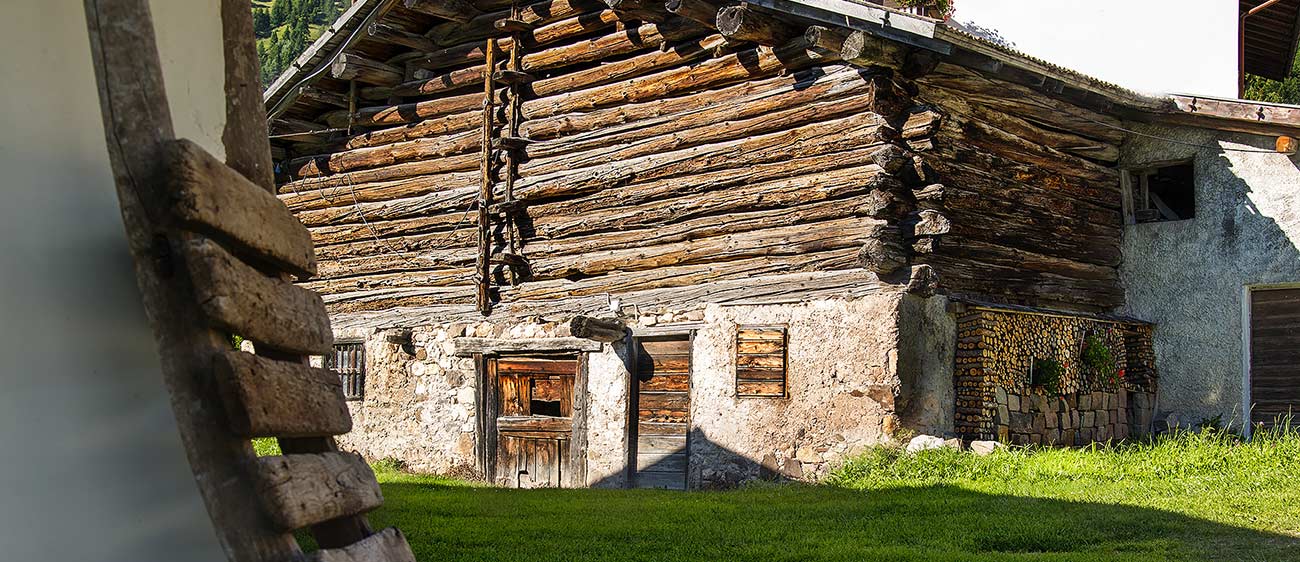 Ein altes Haus in der Val di Fiemme, bestehend aus Mauerwerk und Holzbalken