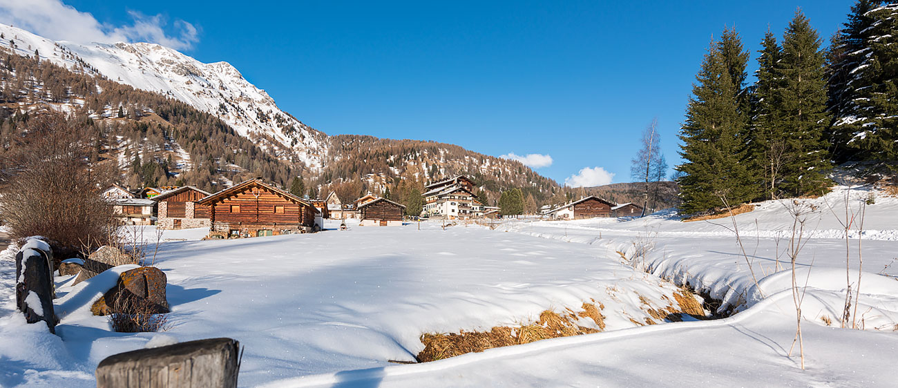 Hütten im Schnee in Bellamonte
