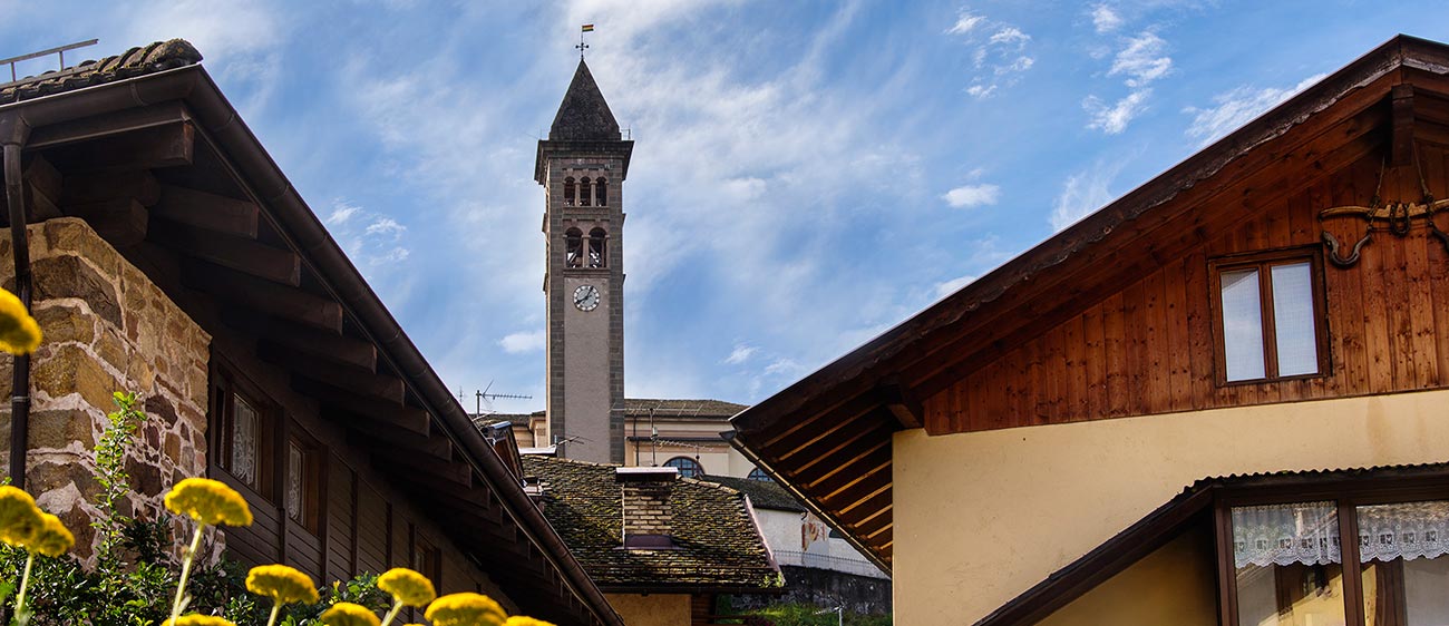 Il campanile del paese di Castello di Fiemme