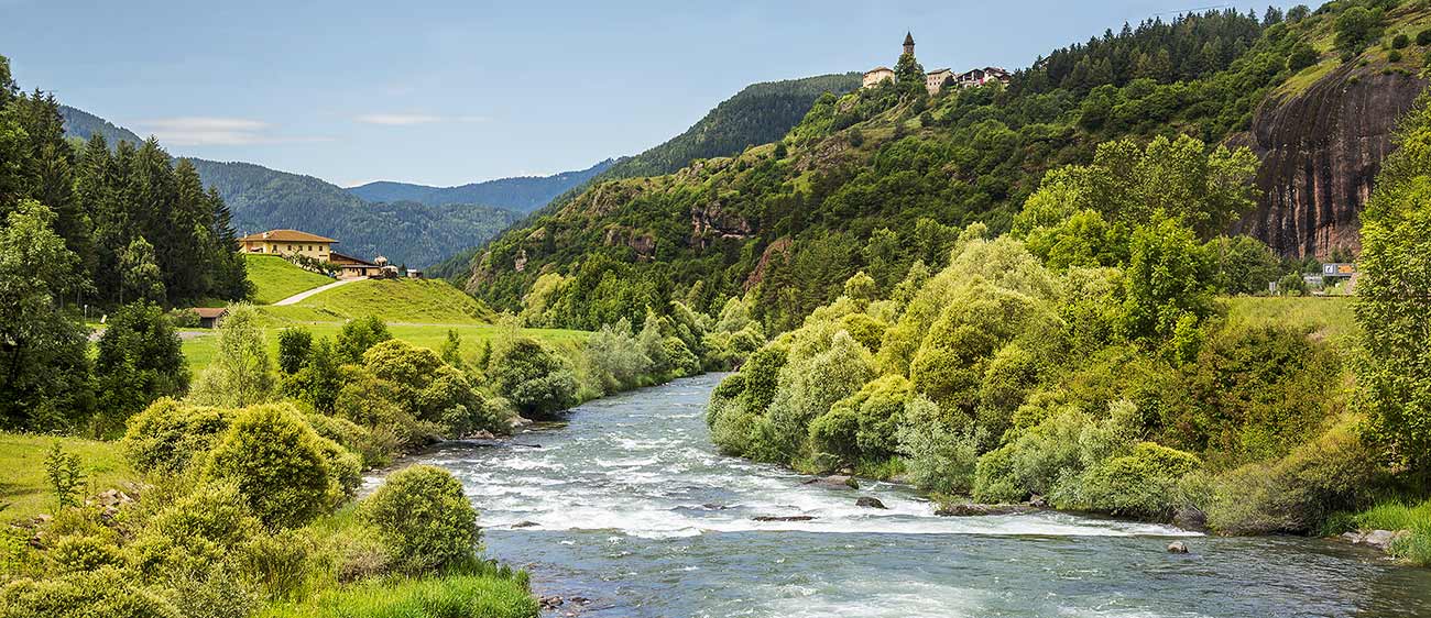 Il fiume che passa vicino al centro abitato di Castello di Fiemme