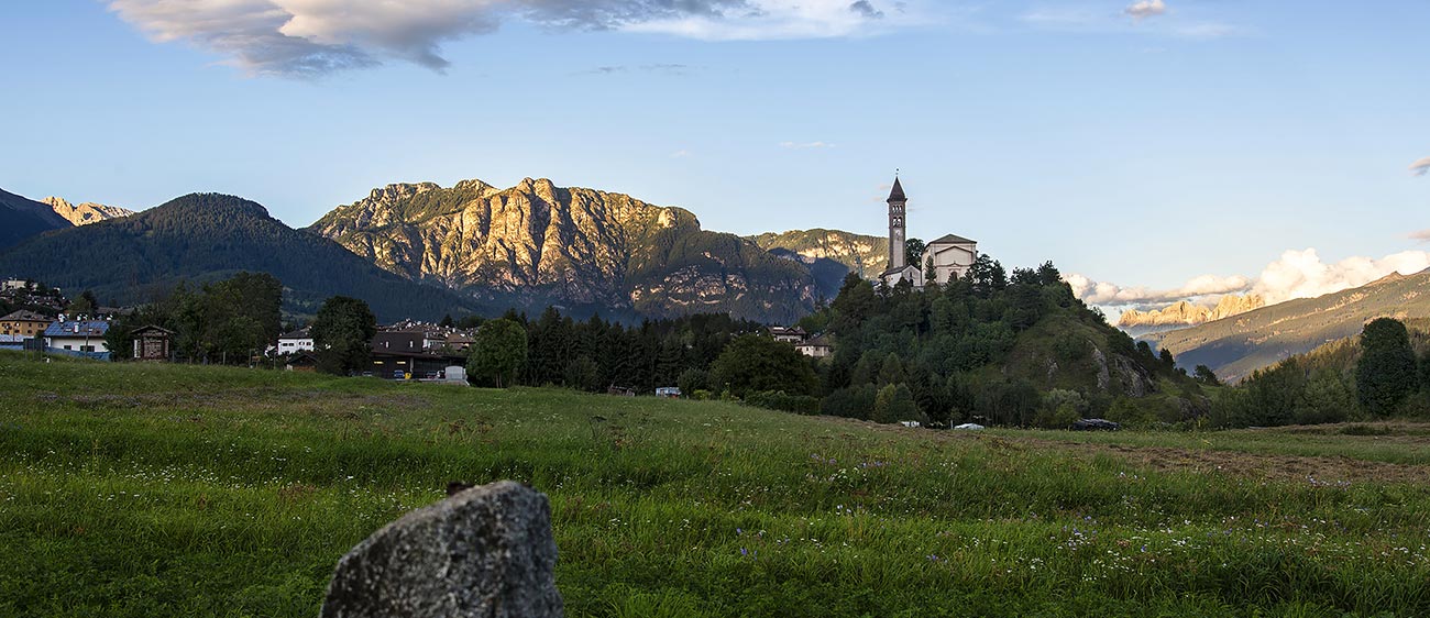 Das Dorf Castello di Fiemme bei Sonnenuntergang