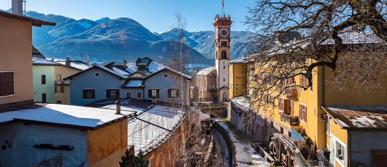 Blick auf den Kirchturm im Zentrum von Cavalese