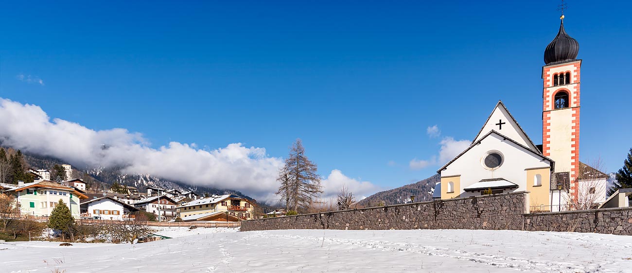 Schnee rund um die Daiano Kirche