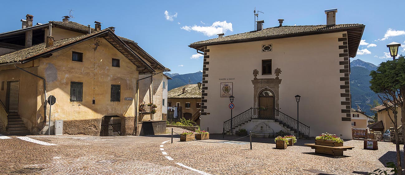 La piazza del municipio di Daiano in Val di Fiemme