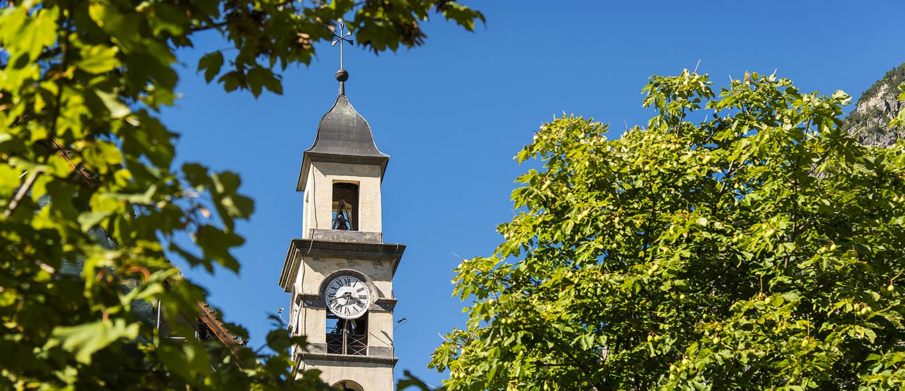 Il campanile di Panchià visto tra gli alberi