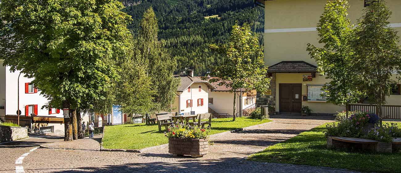 Der Dorfplatz von Panchià in der Val di Fiemme