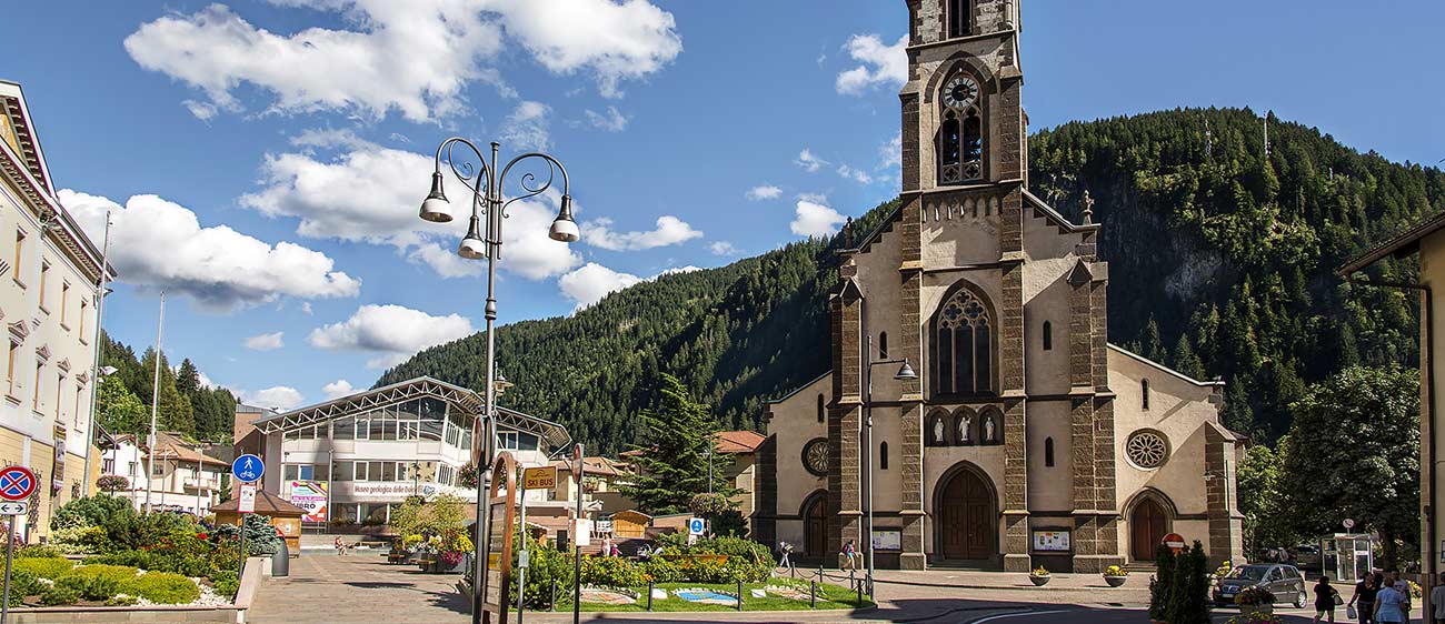 Il centro storico del paese di Predazzo con la chiesa