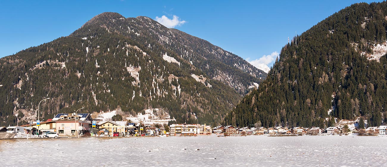 Prati innevati all'ingresso di Predazzo