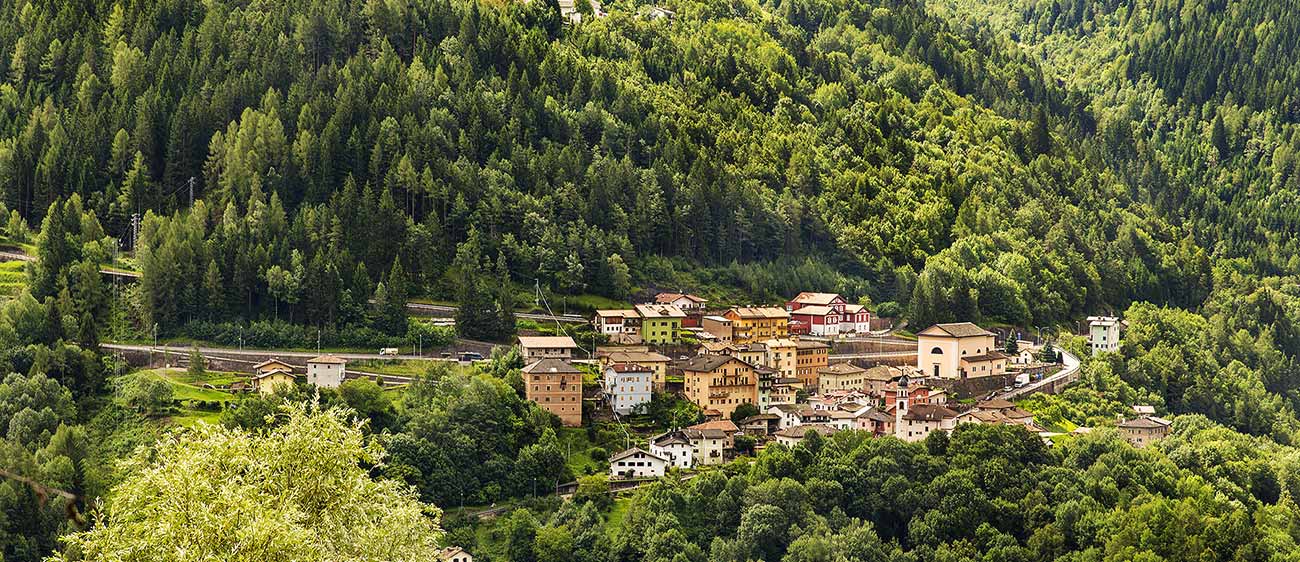 Das Dorf Valfloriana in der Val di Fiemme