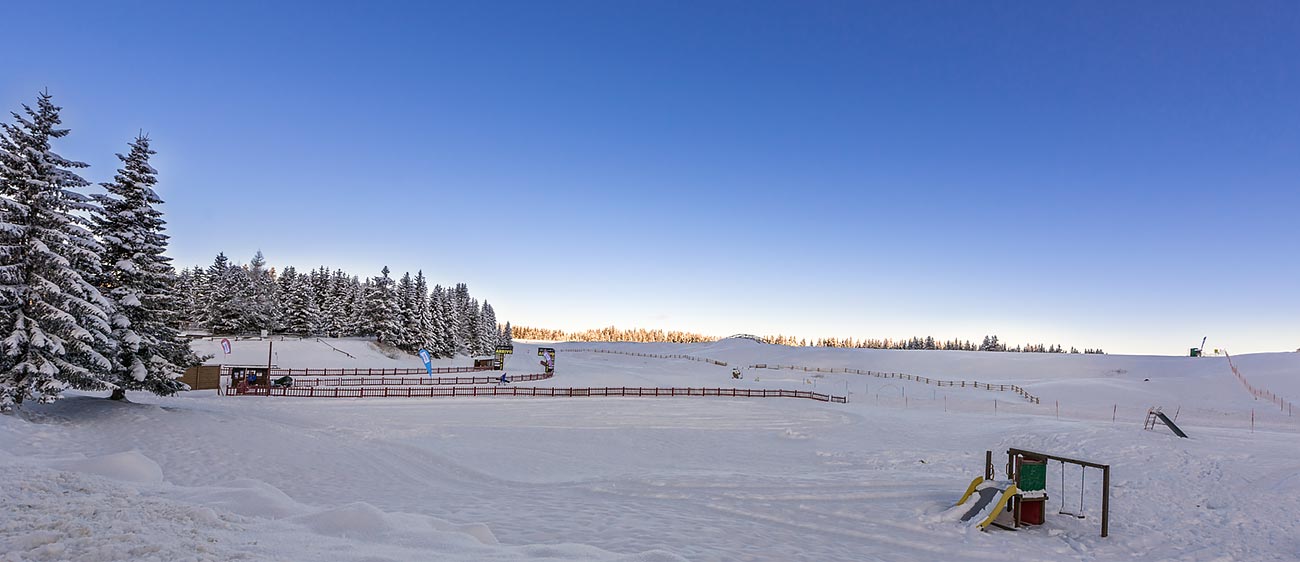 Sorge il sole a passo Lavazé completamente innevato