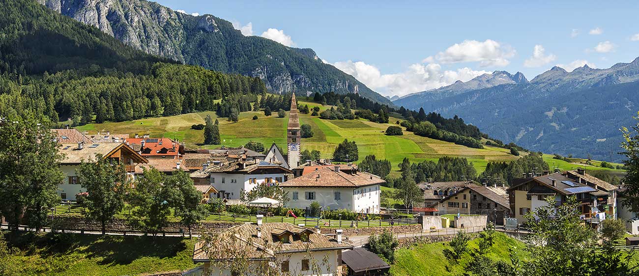 Einige Häuser im Dorf Varena in den Bergen der Val di Fiemme