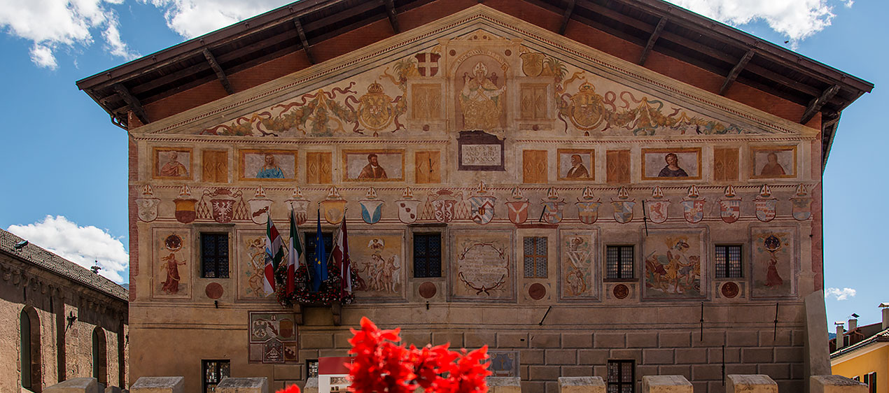 Der Palast der Magnifica Comunità di Fiemme mit Fresken an den Wänden