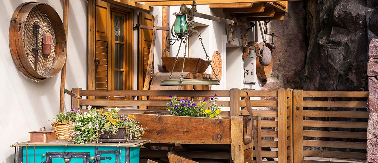 Die Außenwände und die Terrasse eines antiken Hauses in der Val di Fiemme neben einer Felswand