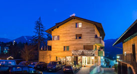 Nacht- und Winterfoto des Hotel Azalea in Cavalese